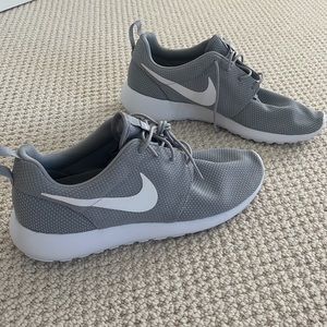 NWOT Mens gray Nike shoes